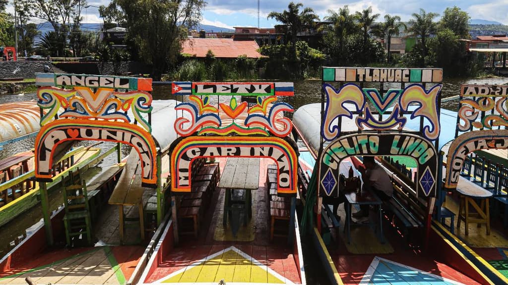 Trajineras del Lago de los Reyes Aztecas en CDMX