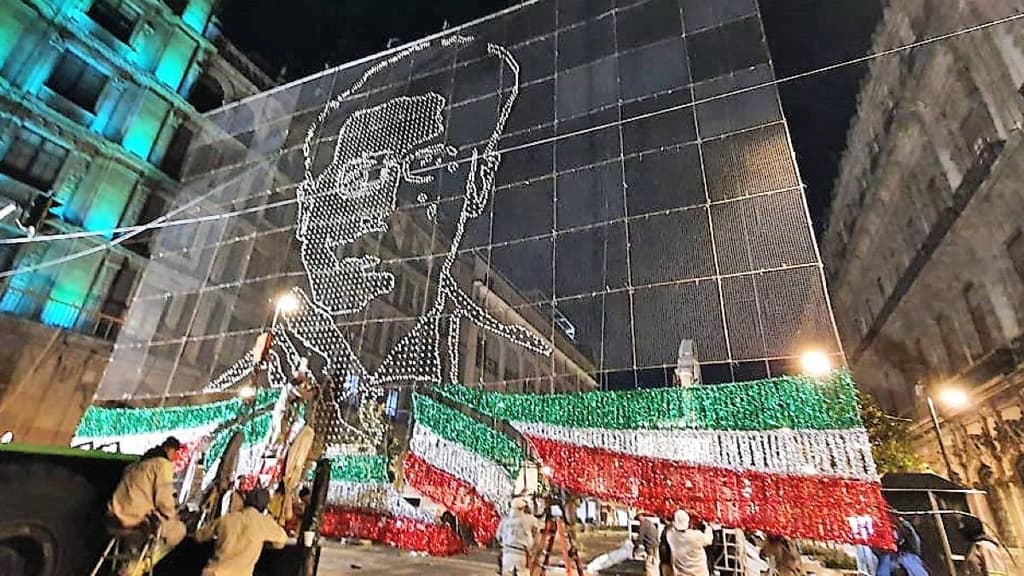 Alumbrado decorativo del Zócalo por aniversario de la Revolución Mexicana