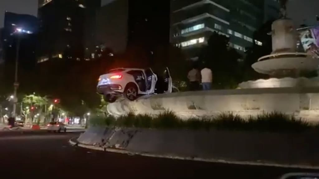 Camioneta choca contra la Diana Cazadora.