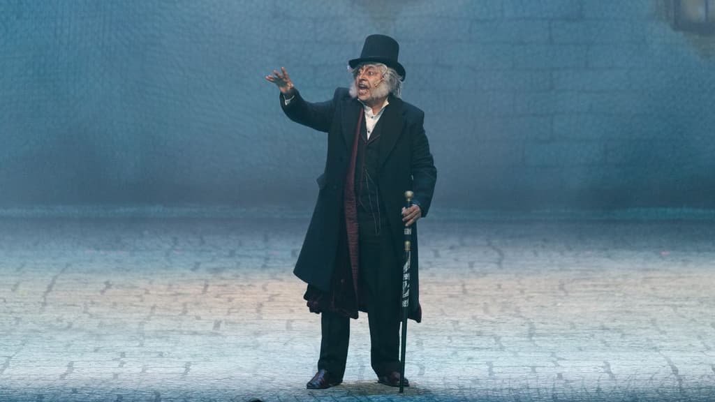 Adal Ramones es Scrooge en "Un cuento de Navidad"
