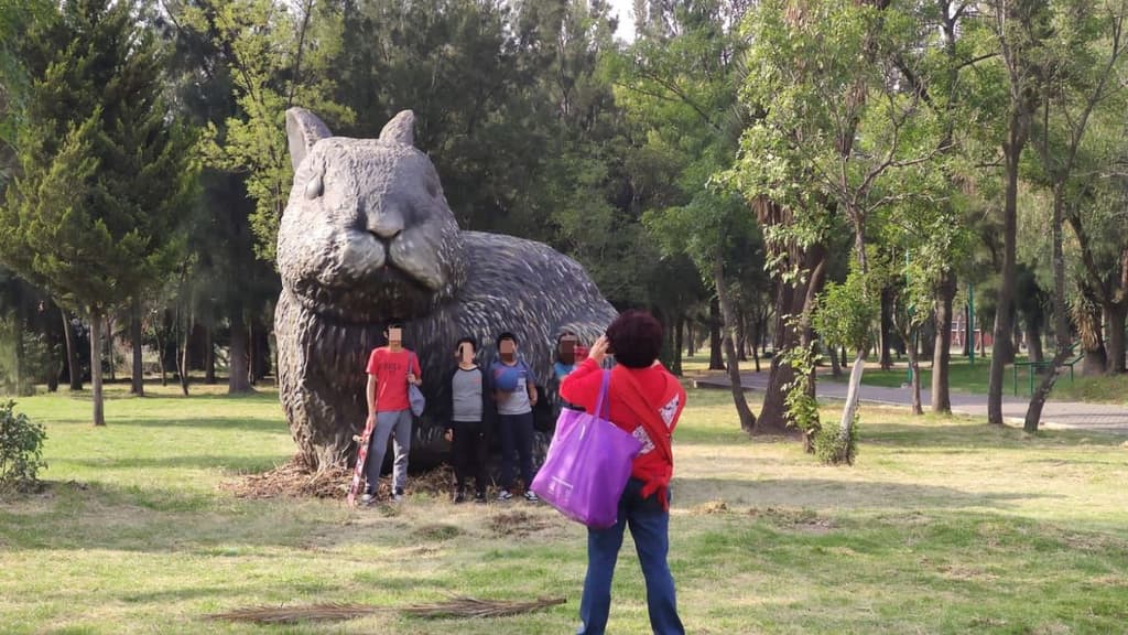 Animales gigantes en el Bosque de Aragón.
