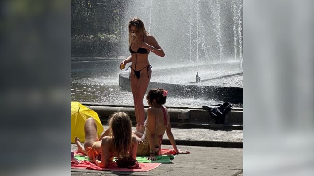 Güeras en la fuente de la Plaza Río de Janeiro.