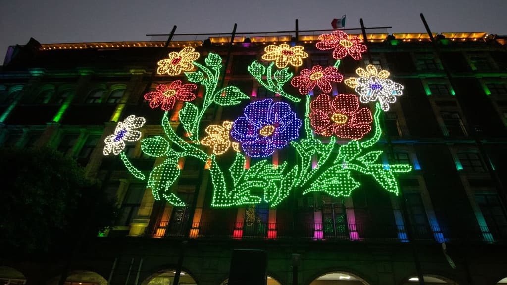 Alumbrado del primavera del Zócalo de CDMX.