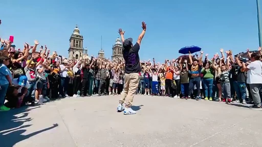 Chilangos se unieron en el zócalo de la CDMX para hacer genkidama masiva por Akira Toriyama