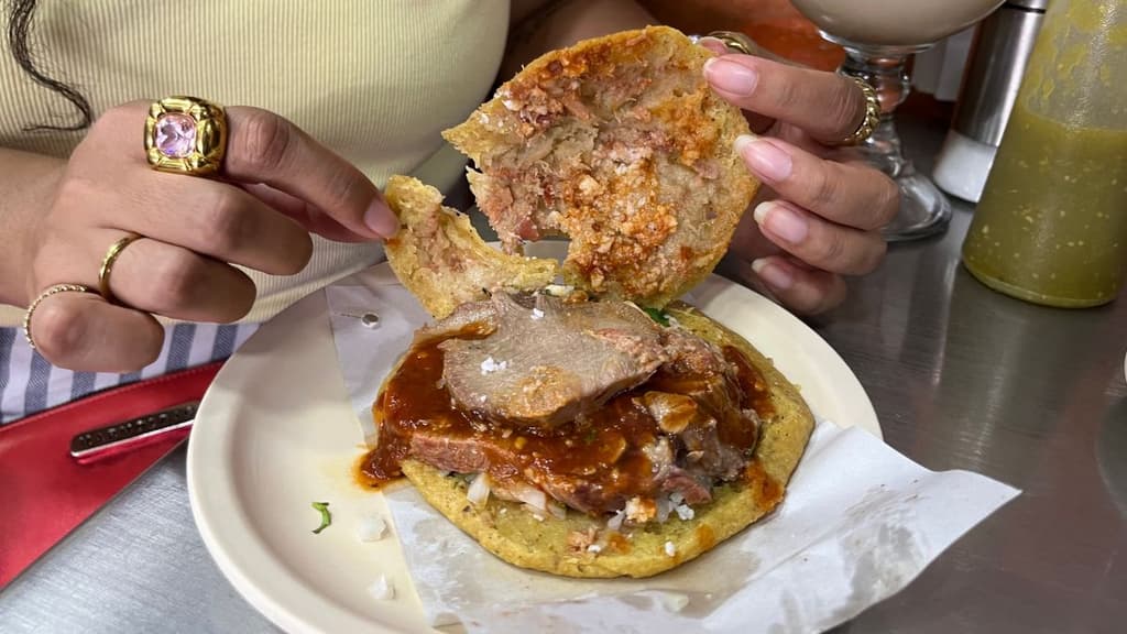 Gorditas de lengua, taquería Hermanos Luna.