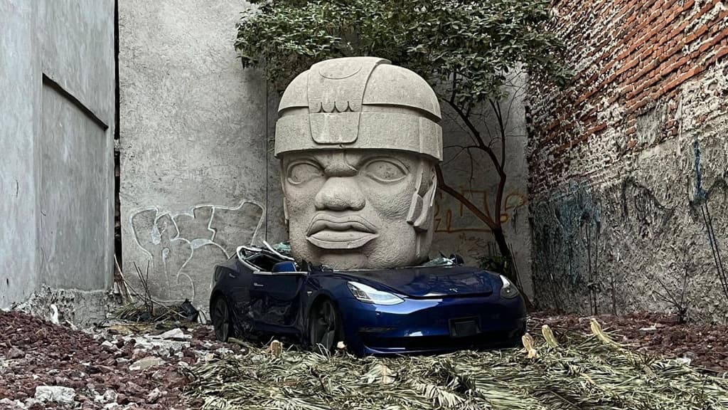 Tesla aplastado por cabeza Olmeca en CDMX.