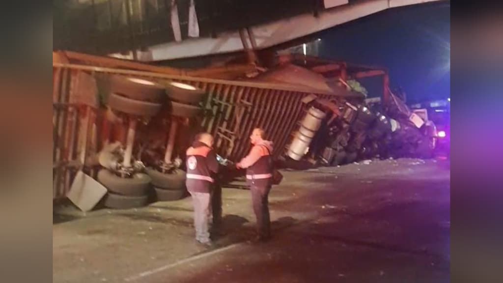 Metro CDMX suspende servicio en Línea 5: volcadura de tráiler