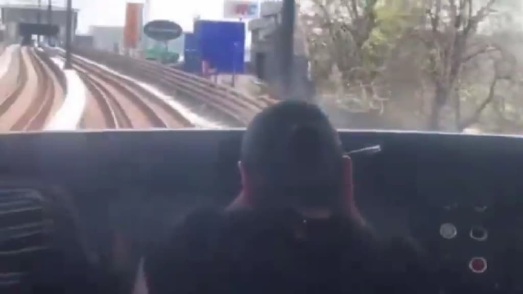 Conductora del Metro se maquilla mientras conduce | VIDEO
