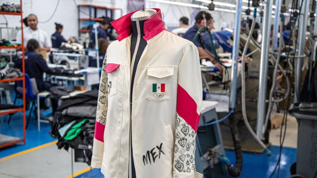 Uniforme de gala de atletas mexicanos para Juegos Olímpicos París 2024.