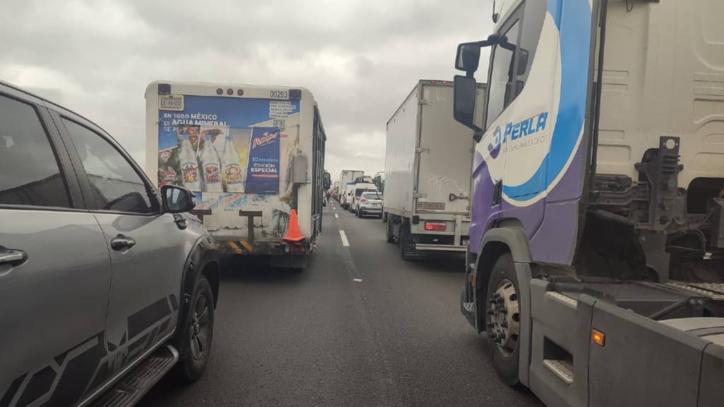 Bloqueo en la carretera México-Puebla por paro de transportistas