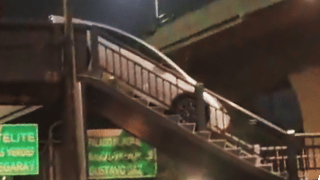 Coche queda atrapado sobre puente peatonal en Periférico Norte