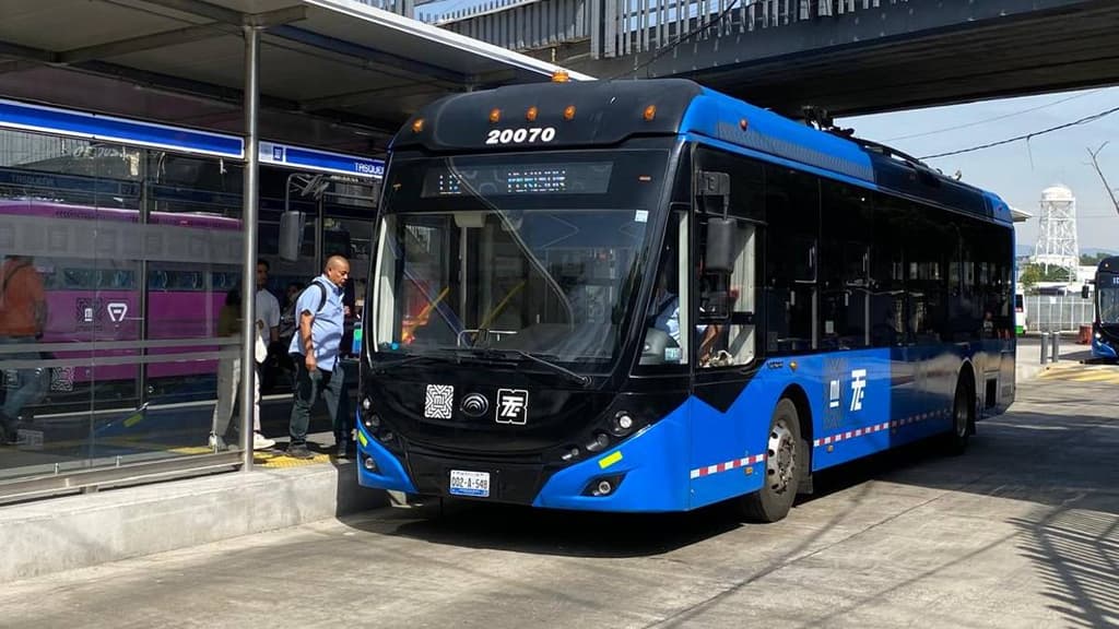 ¿Cuánto tiempo hace la Línea 12 del Trolebús de Taxqueña a Perisur.