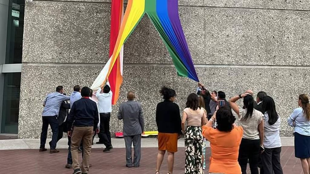 arrancan bandera LGBT del infonavit