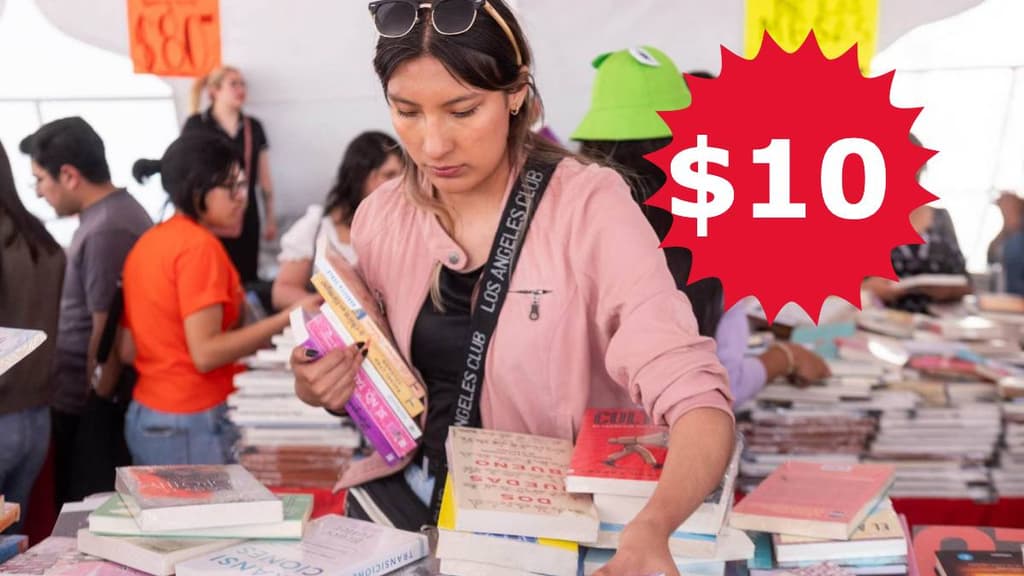 Gran Remate de Libros y Películas en el Monumento a la Revolución