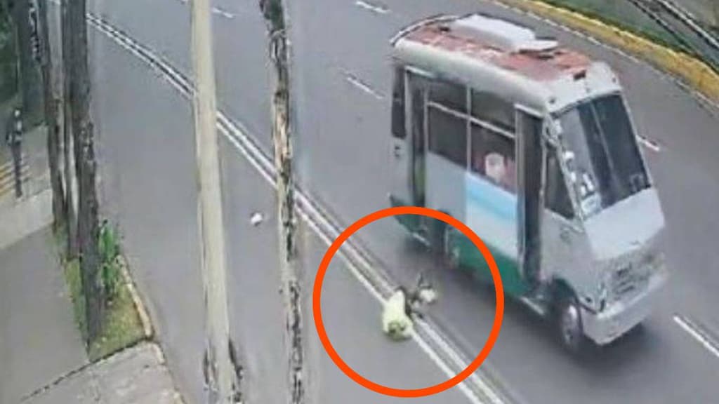 Conductor de microbús arrolla a corredor en CDMX