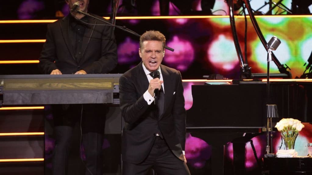 Luis Miguel pospone cinco conciertos.