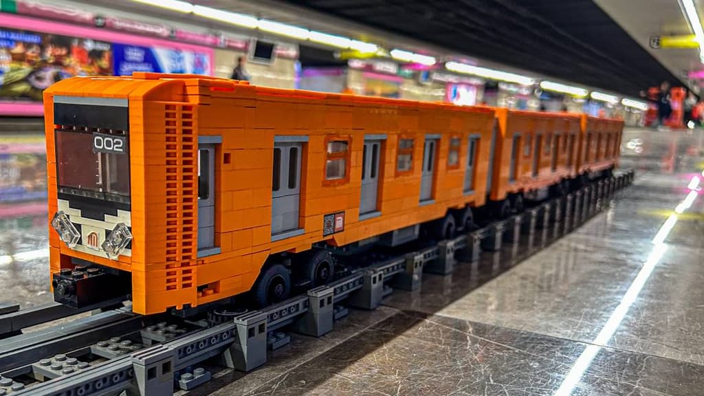 Augusto Neri construye réplicas a escala de unidades del transporte público de CDMX: tiene trenes del Metro, trolebuses, metrobuses y hasta peseros.