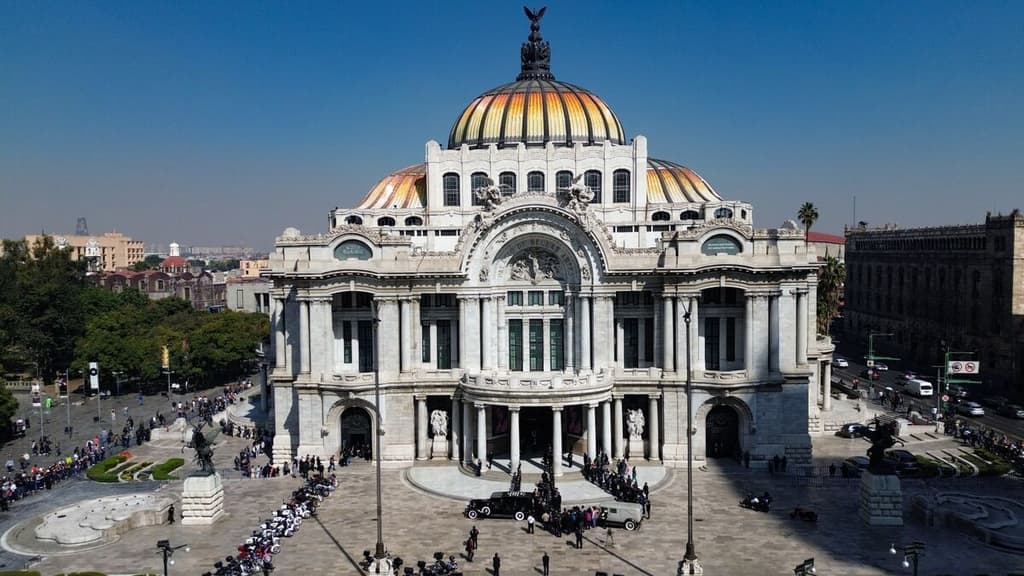 Aéreas homenaje Silvia Pinal-1