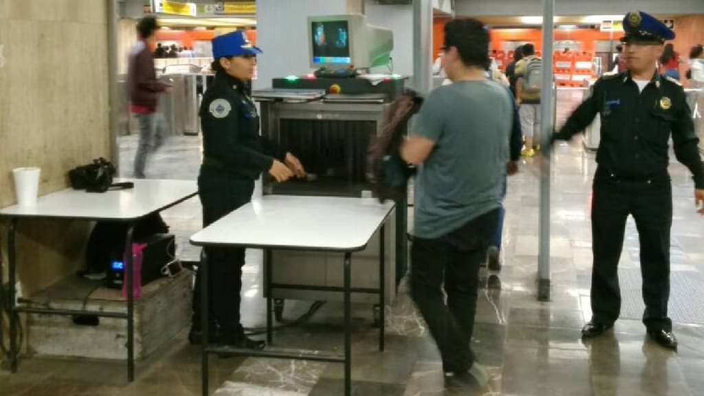 Realizan revisiones de mochilas en el Metro de CDMX