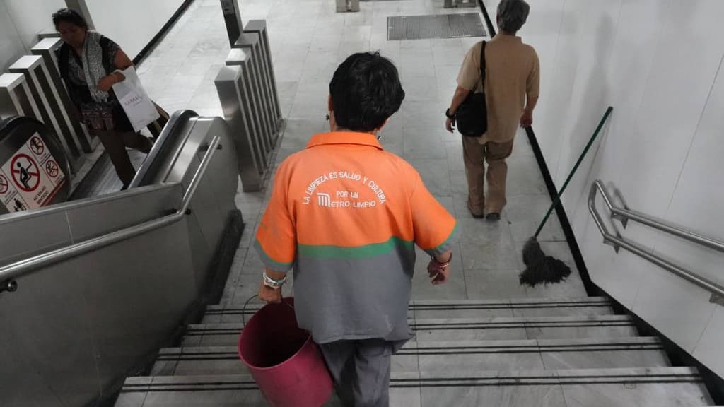 El Metro de CDMX contrata personal de limpieza a través del modelo de outsourcing