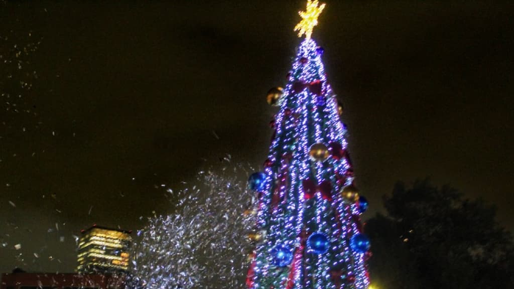 Villa Navideña y árbol gigante en CDMX