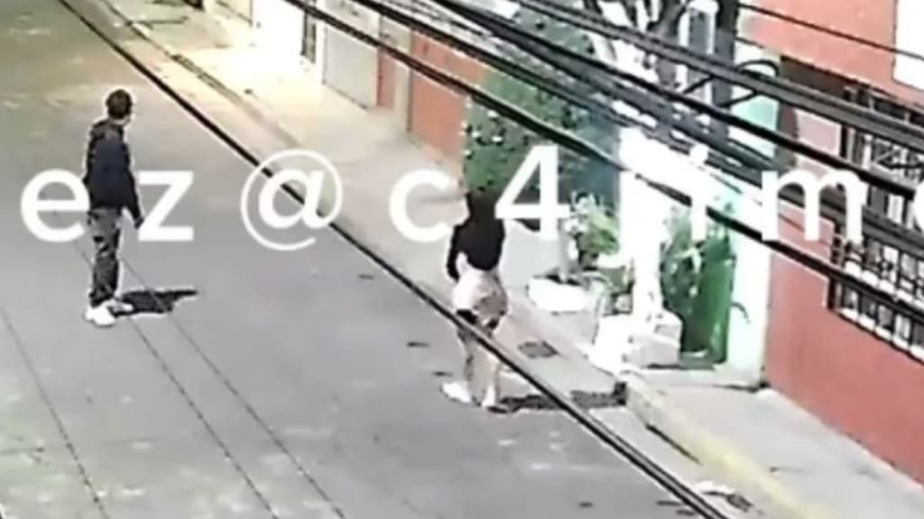 ¡Indignante! Hombre golpea a su pareja en Ecatepec y sigue caminando como si nada