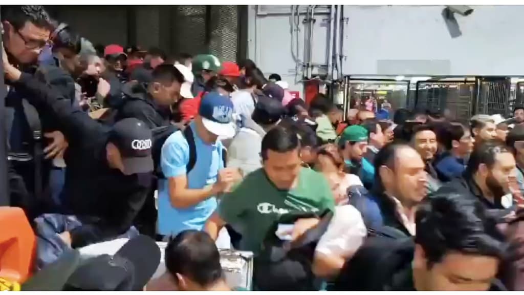 Aglomeración de usuarios deja cuatro heridos por empujones en Metro Pantitlán