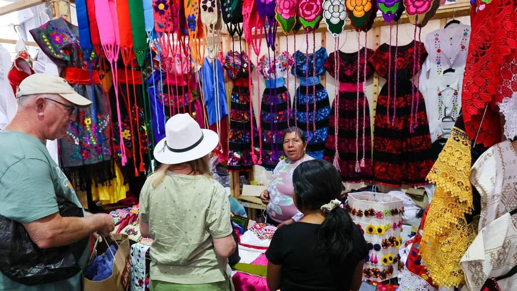 Fesstival gastronómico y artesanal mujeres artesanas