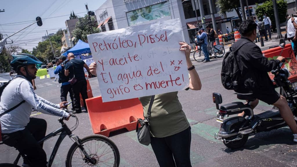 Agua contaminada con diésel en Benito Juárez.