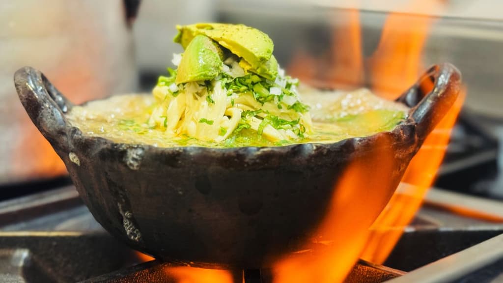 Caldo Tlalpeño: el único platillo tradicional que nació en la CDMX
