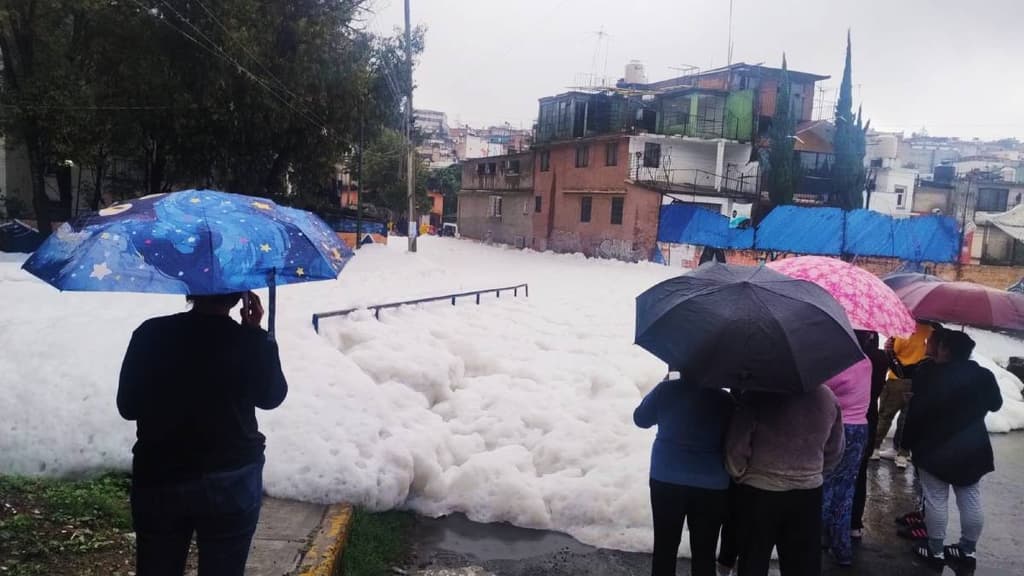 Qué es la espuma blanca que inundó Naucalpan