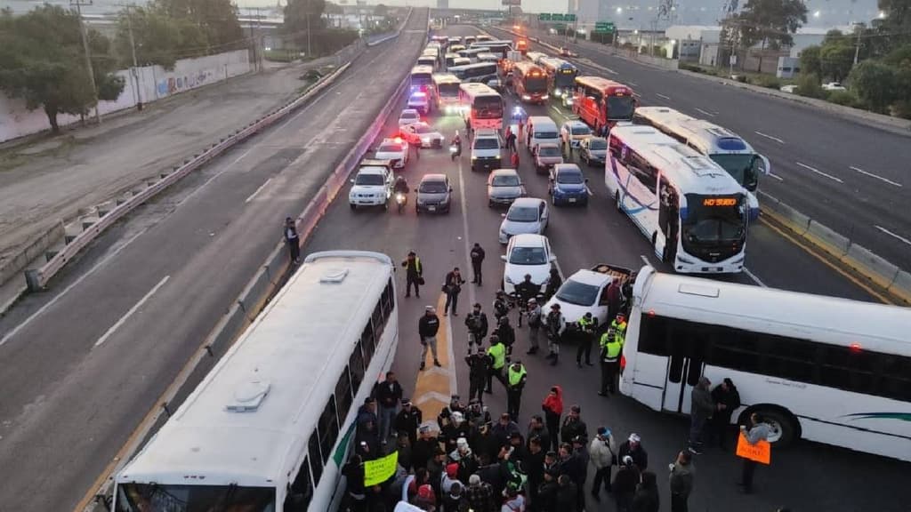 Bloqueo de transportistas en la autopista México-Puebla