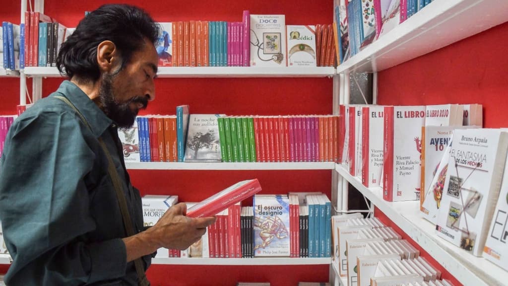 Fondo de Cultura Económica tendrá Gran Venta Nocturna: lánzate por libros con 50% de descuento