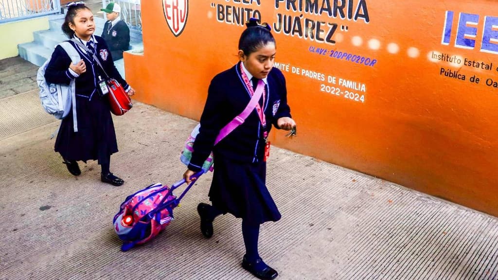 Entrega de tarjetas del programa de uniformes y útiles escolares