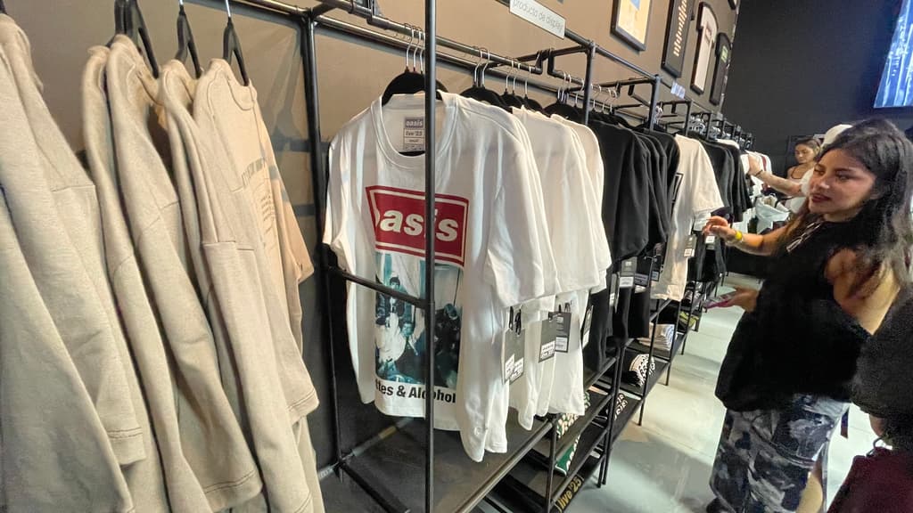 Playeras blancas de la canción Cigarrets & Alcohol de Oasis.