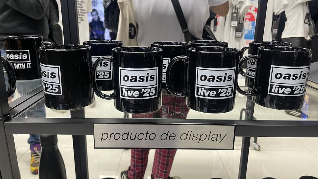 Tazas en la Oasis Fan Store México.