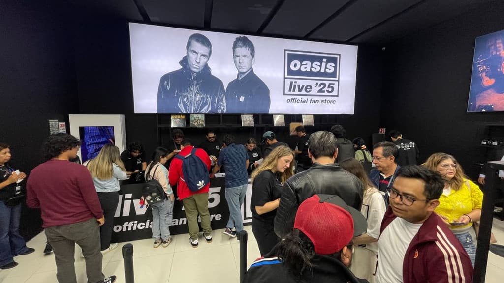 Personas en la zona de cajas de la Oasis Fan Store México.