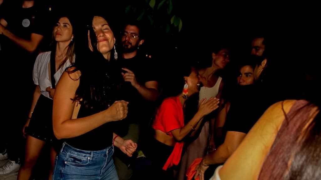 Personas bailando en un show de Pulsar CDMX.