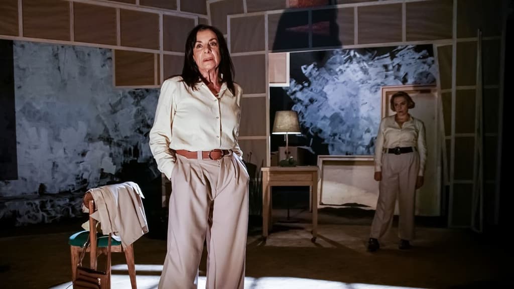 Rosa María Bianchi y Dobrina Cristeva en el escenario de la obra Retorno Sofía Rosario.