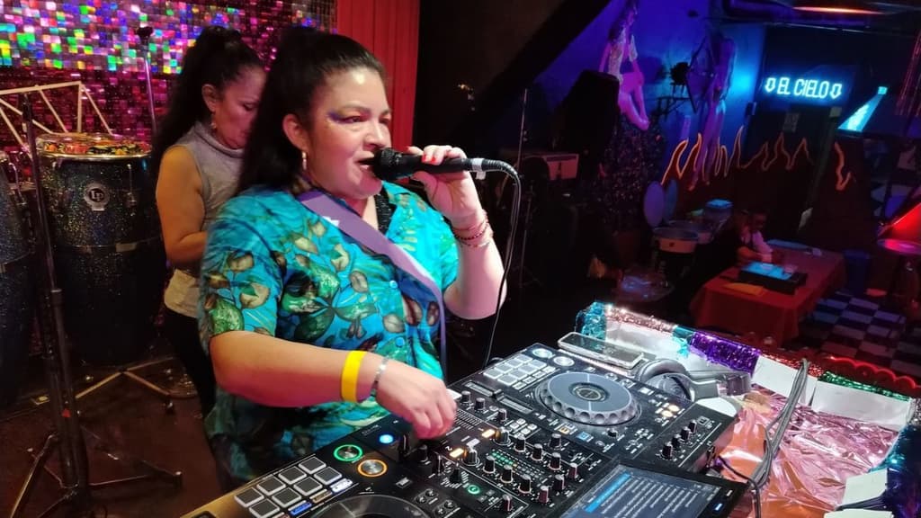 Marisol Martínez de Musas Sonideras mezclando.