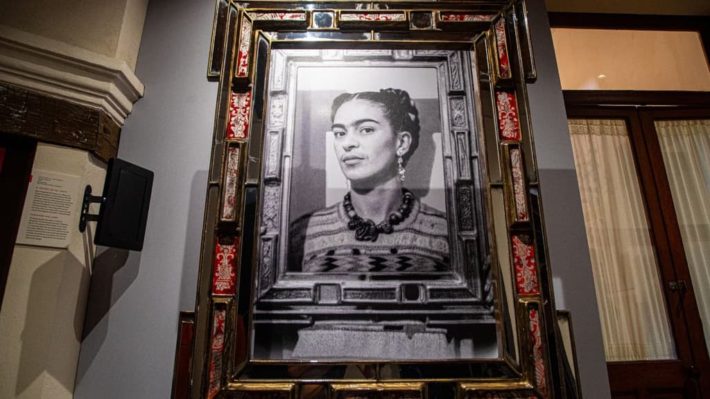 Retrato de Frida Kahlo en el nuevo Museo Casa Kahlo en CDMX.