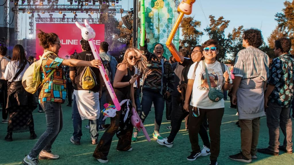 Asistentes al Corona Capital disfrutando del festival.