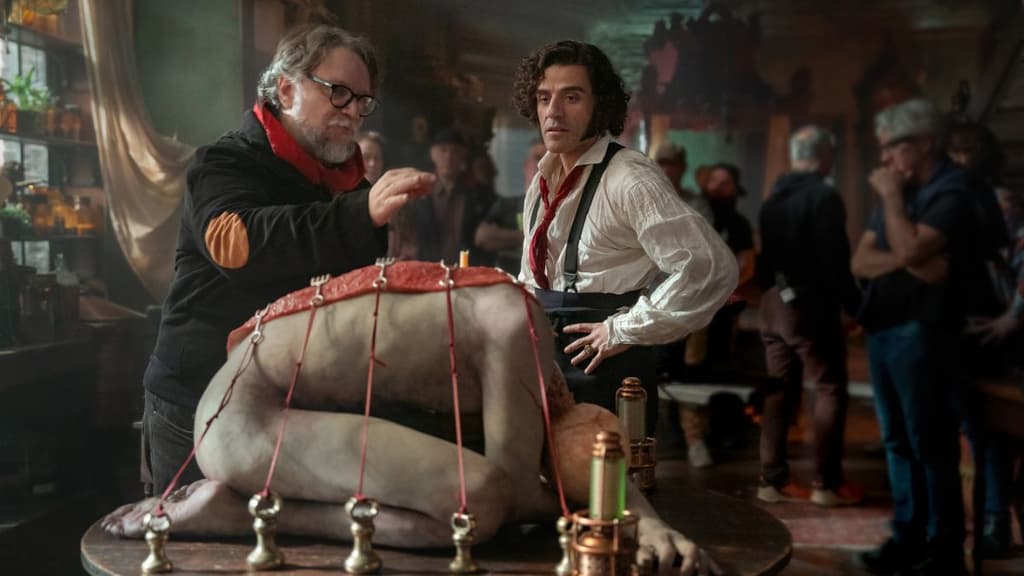 Guillermo del Toro dirigiendo a Oscar Isaac durante el rodaje de Frankenstein.