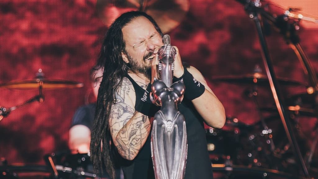 Jonathan Davis cantando en concierto de Korn.
