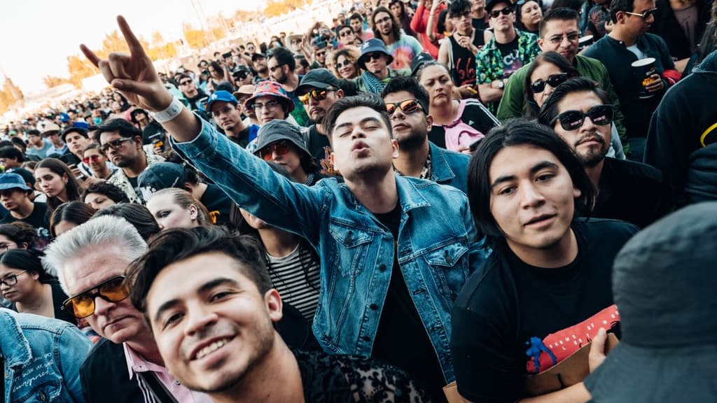 La Cabina Roja te lleva al corona capital 2025.