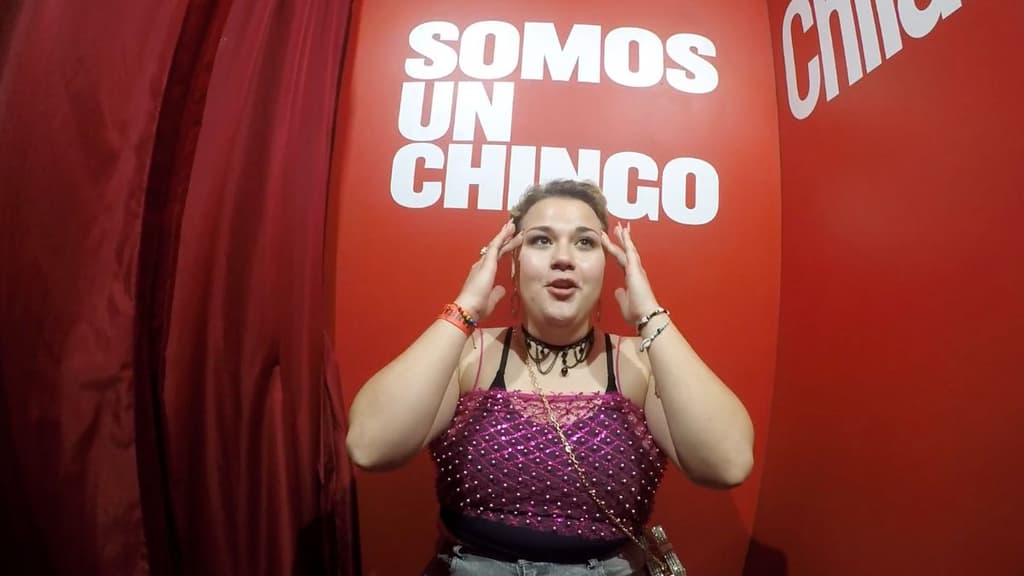 Participante dentro de La Cabina Roja para ganar boletos del Corona Capital.