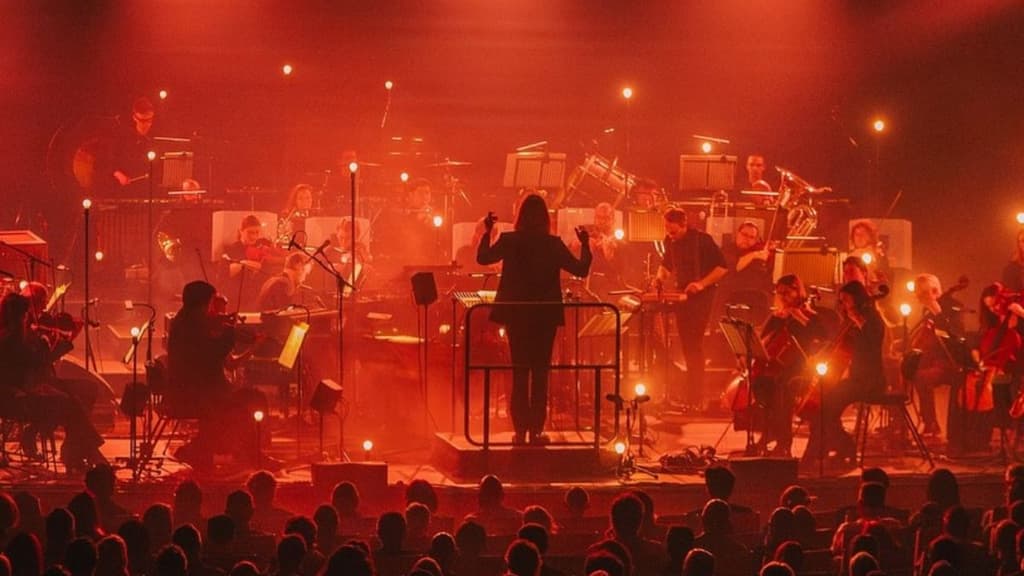 Orquesta de 41 músicos en el concierto sinfónico de Sigur Rós.