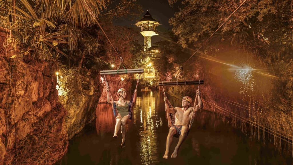 Vive tirolesas y toboganes bajo las estrellas: lánzate a esta aventura nocturna en vacaciones