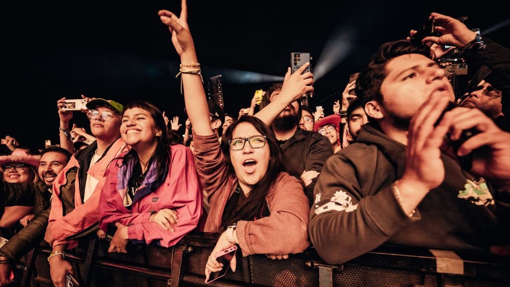 Asistentes al Corona Capital gritando y cantando.