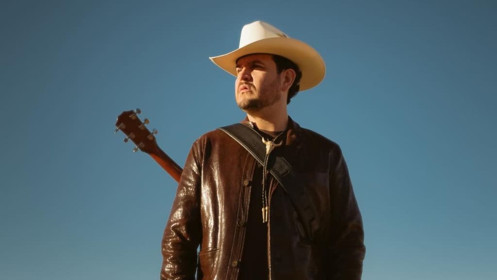 Retrato de Edén Muñoz usando chamarra de cuero café y sombrero.